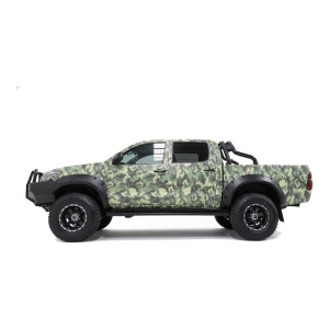 Profil lateral drept al overfenderelor Kut Snake 95 mm pe un Hilux Vigo.
