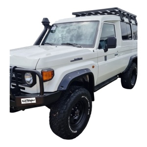 Vedere frontală a overfenderelor Kut Snake 70 mm, pe un Land Cruiser 78 (2024+).