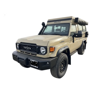 Overfendere 50 mm pe Toyota Land Cruiser 79 echipat cu suprastructură, vedere frontală.