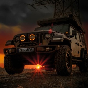 Proiector LED Siberia Skylord 7″ 108W, rază 628m, 5700K, lumină de poziție, fascicul extins, rezistent la apă și praf (IP68/IP69K), carcasă aluminiu, lentilă clară, Strands