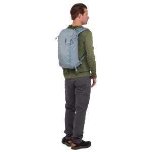 Rucsacul de hidratare Thule AllTrail 16L purtat, pentru o perspectivă a mărimii.