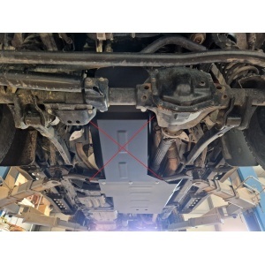 Vedere de sub un Jeep Wrangler JL (2018+), evidențiind scutul de protecție pentru cutia de viteze.