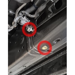 Detaliu al unui șurub și al bucșei de montaj pe șasiul Toyota Hilux 2026.