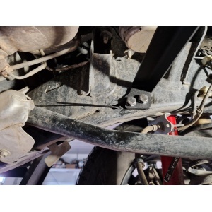 O piesă de fixare a scutului Scut Protection montată pe șasiul unui Jeep Wrangler JL (2018+).