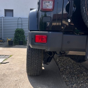 Vedere din spate a Jeep-ului cu roata extinsă datorită flanșelor distanțiere.