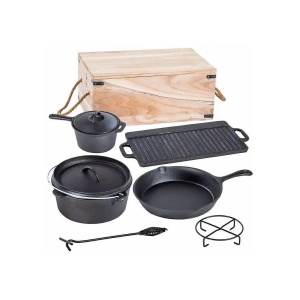 Toate cele 6+1 piese ale setului grătar BBQ de camping Peterhof, aranjate lângă cutia de lemn, Set grătar BBQ de.