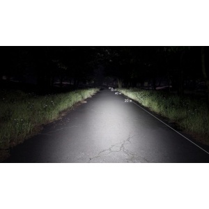 Demonstrația fasciculului luminos al lămpii frontale pe o șosea întunecată.