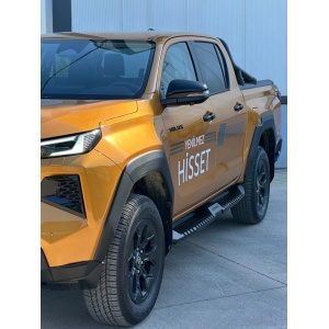 Prag lateral S32 AQM4WD montat pe un vehicul Toyota Hilux (2026+) de culoare aurie.