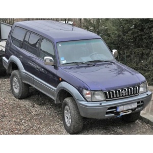 Toyota Land Cruiser J90 cu suportul de troliu integrat sub bara față.