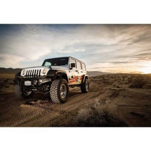 Jeep echipat off-road, demonstrând utilizarea amortizoarelor performante în teren accidentat.