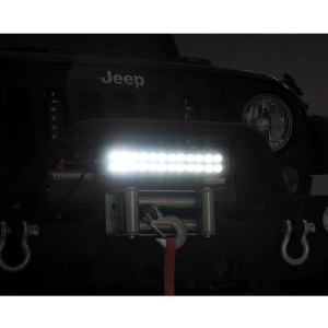 Bara LED montată pe un vehicul Jeep, iluminând puternic zona frontală.