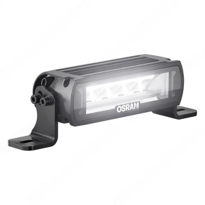 Vedere laterală a barei LED OSRAM FX125-SP Spot Gen2 de 18.2cm, cu lumina aprinsă.