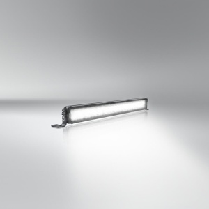 Bara LED Osram VX500-CB de 58.2cm, cu fasciculul luminos activat, pe un fundal gri.