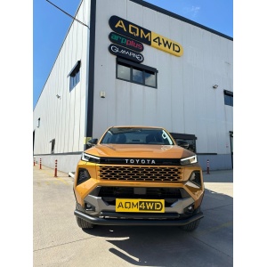 Toyota Hilux (2026+) cu bara AQM4WD AQM-PST18, vizualizare frontală completă.