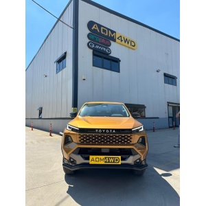 Prim-plan al barei Glo Plus PST22 pe o Toyota Hilux (2026+), accent pe zona centrală.
