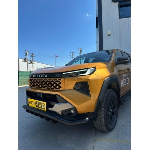 Detalii ale barei de protecție AQM4WD PST30 pe un Toyota Hilux (2026+), vedere din lateral jos.