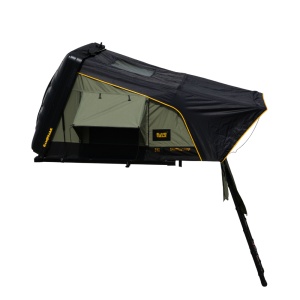 Cortul de acoperiș CampTalk Silence M deschis, cu scara telescopică extinsă.