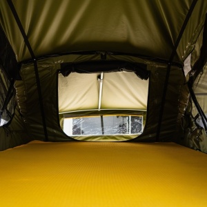 Interiorul cortului CampTalk Whisper 190, cu salteaua și fereastra Sky View.