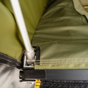 Detaliu al structurii de susținere din aluminiu a cortului CampTalk Whisper 190.
