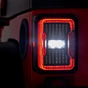 Stopul LED cu lumina de marșarier albă activată.