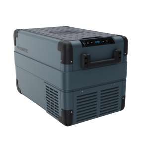 Frigiderul auto Dometic CFX2 37L cu afișajul digital pornit.