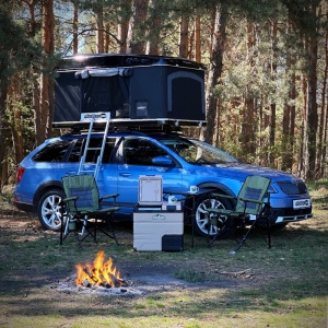 Echipament complet de camping cu frigiderul, mașina și cortul de plafon.