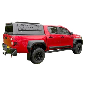 Hardtop negru pentru Isuzu D-Max (2021-2025), cu uși laterale rabatabile fără geam, panouri laterale exterioare multifuncționale, hayon cu geam fumuriu securizat rabatabil și geam frontal culisant AQMCAB M80