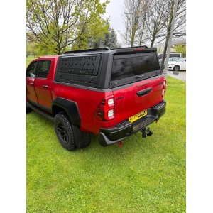 Hardtop negru pentru Volkswagen Amarok (2023-2025), cu uși laterale rabatabile fără geam, panouri laterale exterioare multifuncționale, hayon cu geam fumuriu securizat rabatabil și geam frontal culisant AQMCAB M80