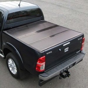Închidere benă hard tri-fold OFD cu profil scăzut, integrată perfect pe Toyota Hilux Revo (2015-2025).