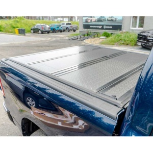 Vedere laterală a închiderii de benă tri-fold OFD pe un Ford Ranger Double Cab (2011-2022).