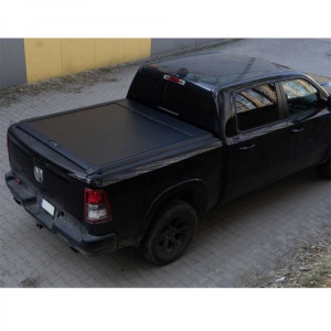 Vedere aeriană a ruloului de benă OFD instalat pe un Dodge Ram 1500/2500 2019+.