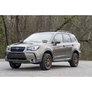 Subaru Forester echipat cu kitul de înălțare, vedere frontal-laterală.