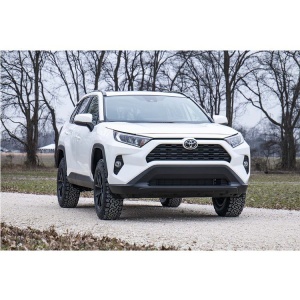 Vedere frontală a mașinii Toyota RAV4 cu suspensia înălțată.