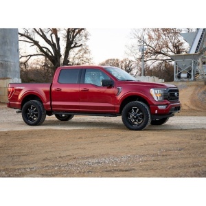 Profil lateral al camionetei Ford F150 cu suspensia montată.