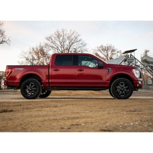 Camioneta Ford F150 cu suspensia Rough Country, în profil complet.