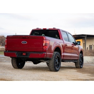 Spatele camionetei Ford F150, arătând garda la sol mărită.