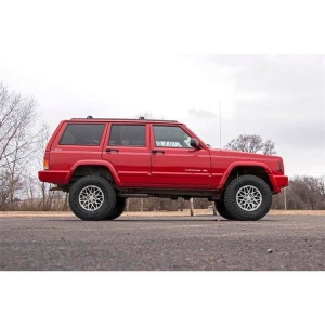 Profil lateral al Jeep-ului Cherokee XJ, evidențiind înălțarea suspensiei.