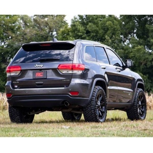 Vedere din spate a vehiculului Jeep Grand Cherokee WK2 cu suspensia instalată.