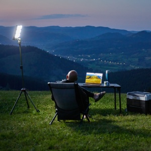 Lampă LED profesională de camping cu trepied telescopic 1.2–2.2 m, 3 lanterne detașabile, 3500 lm, încărcare solară & power bank USB, iluminare spot/flood, Wild Land