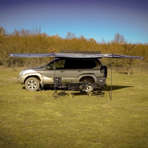 Marchiza Overlander 180° cu LED 2.0 montată pe un vehicul 4x4.