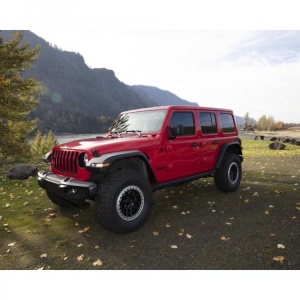 Jeep Wrangler JL cu overfenderele, surprins într-un peisaj natural.