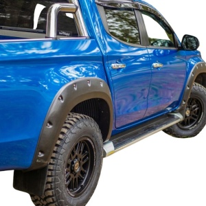 Vedere laterală din spate a overfenderelor montate pe Mitsubishi L200.