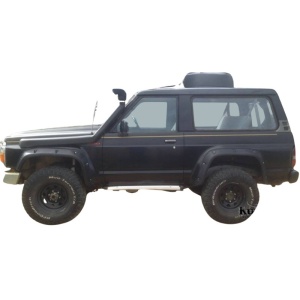 Vedere laterală a overfenderelor montate pe un Nissan Patrol Y60 scurt.