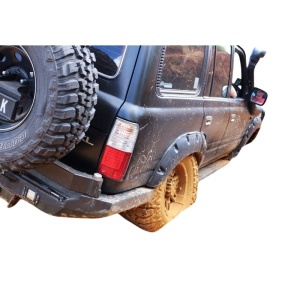 Vedere din spate cu overfenderele montate pe Land Cruiser, în condiții off-road.