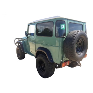 Toyota Land Cruiser seria 40 cu overfendere Kut Snake 110 mm, vedere spate-laterală.