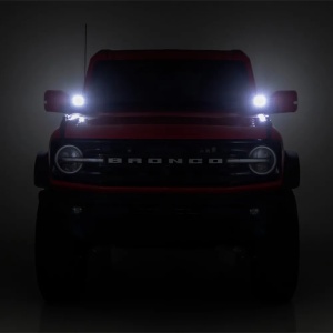 Ford Bronco echipat cu proiectoarele LED iluminate, pe timp de noapte.
