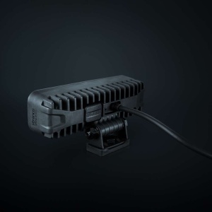 Vedere laterală a Strands Skylord EXP Duo 42W, evidențiind radiatorul și cablul de alimentare, IP69K.