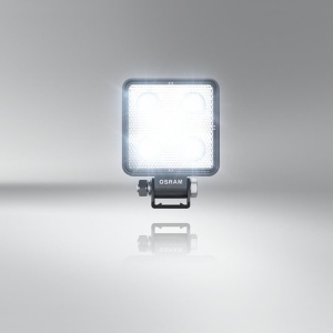 Proiectorul LED Osram VX70-WD Wide pornit, demonstrând lumina puternică.