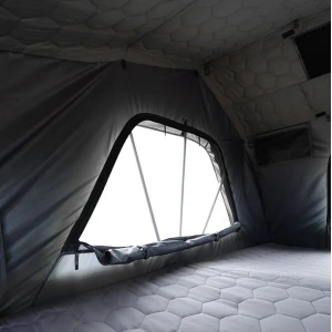 Interiorul cortului de acoperiș auto RESIGILAT Wild Land Voyager Pro 160, cu salteaua confortabilă.