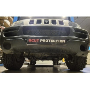Suzuki Jimny 1998-2018 cu scutul motor instalat, vizualizare de aproape de sol.
